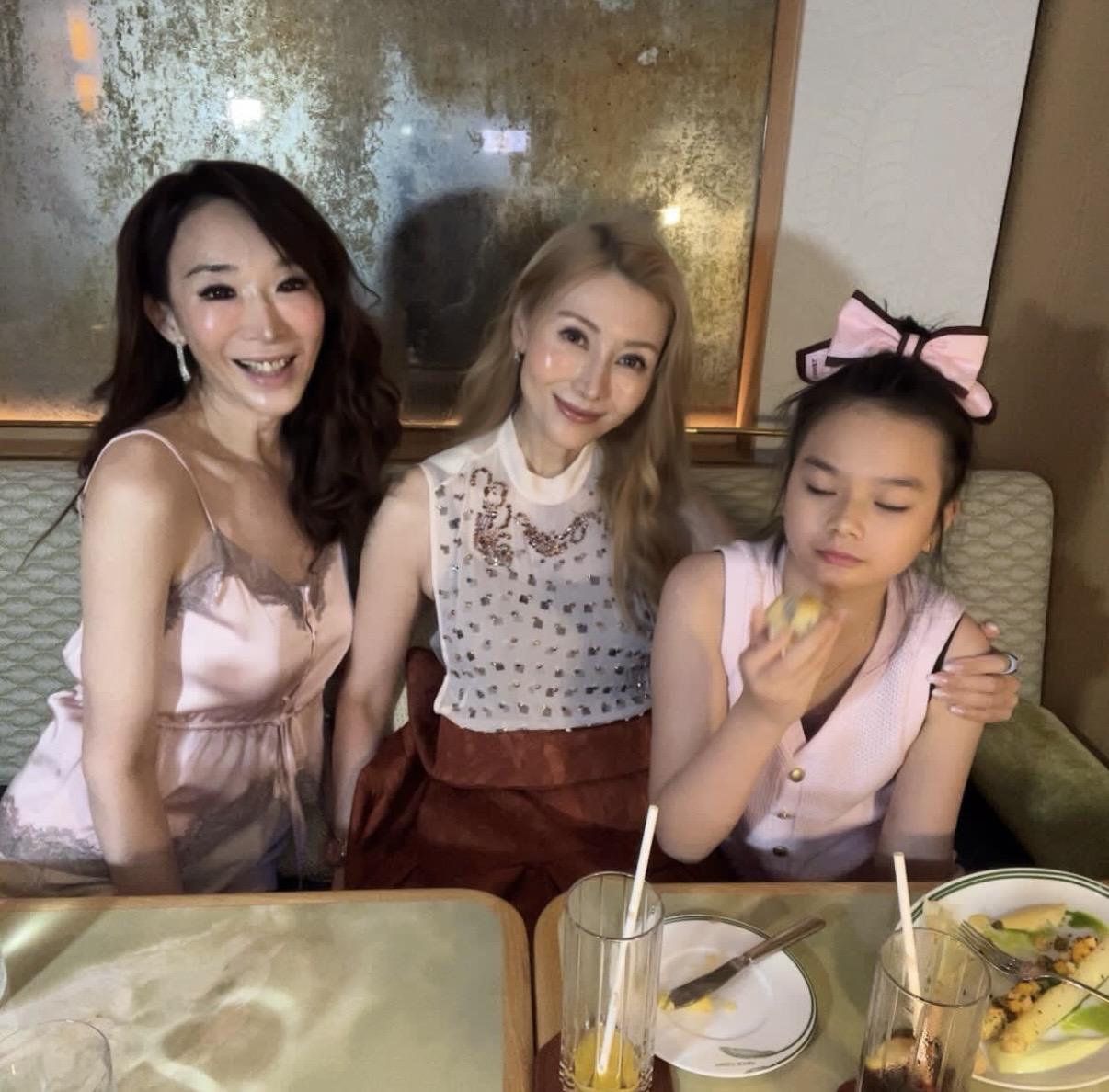 母亲节虽然还没到，不过李嘉欣已经与粉丝提前庆祝母亲节。当然这个庆祝活动不是李嘉欣