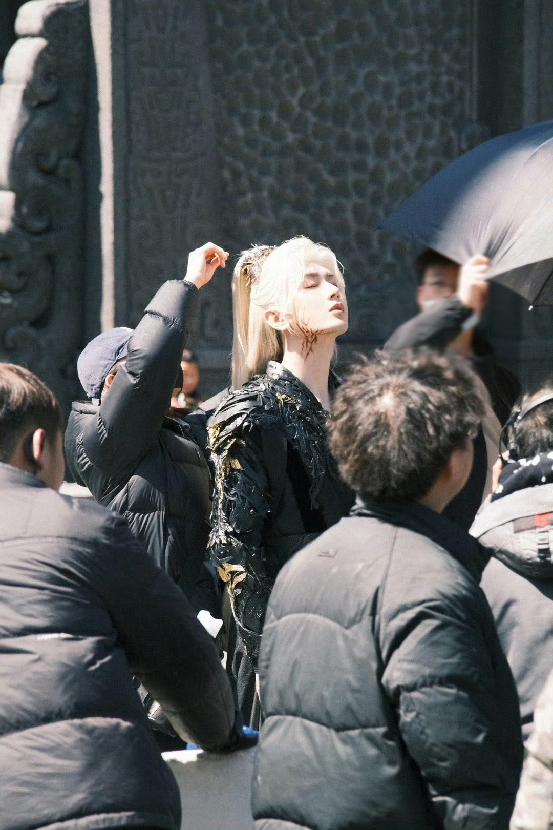 成毅白发脸纹给我帅麻了战力天花板炸场！白发脸纹造型配纯质阳炎，黑金战衣燃爆屏幕