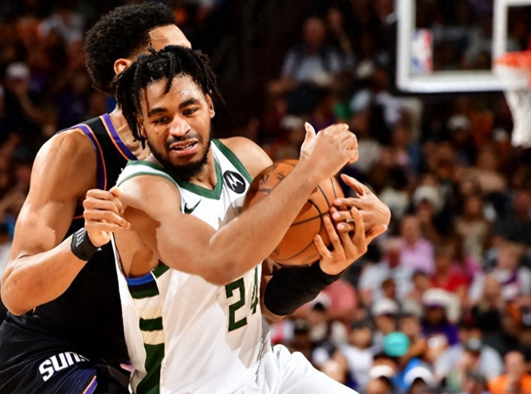 3月24日，雄鹿官方宣布裁掉后卫卡梅隆·托马斯。卡梅隆·托马斯本赛季为雄鹿出战1