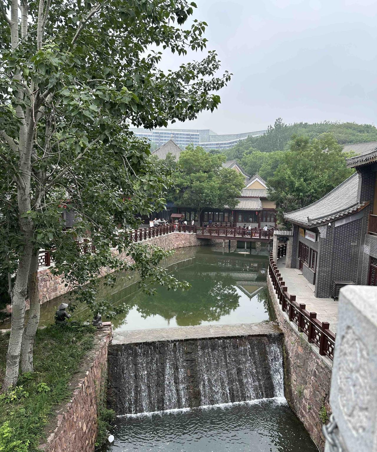让我想想今天写点什么呢？大脑里面空空如也。无意间打开了我的创作助手。呀，昨