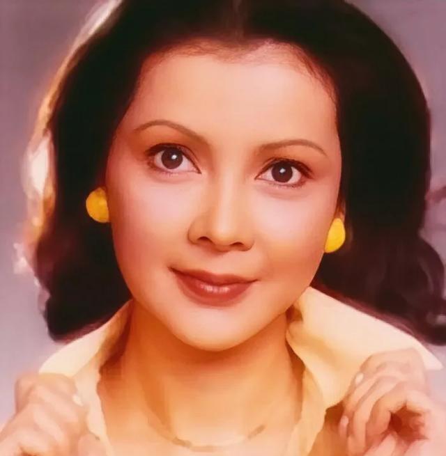 80年的《第二次握手》当年被吐槽惨了，主要就是谢芳和康泰年纪太大，一个45一个5
