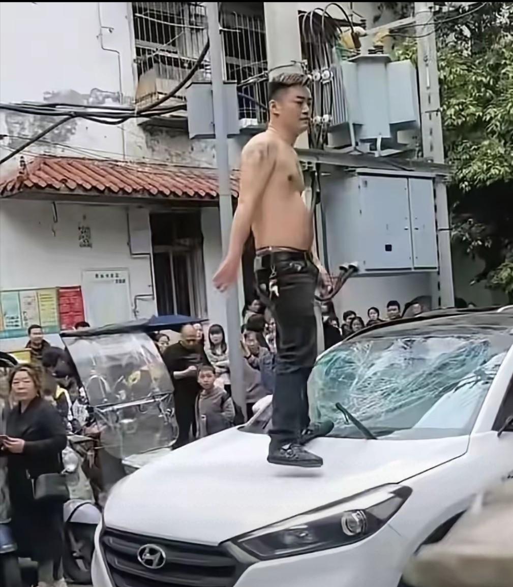 冲动是魔鬼。阆中砸车的徐某才33岁，正是年轻气盛的时候，做事不考虑后果，可以说根