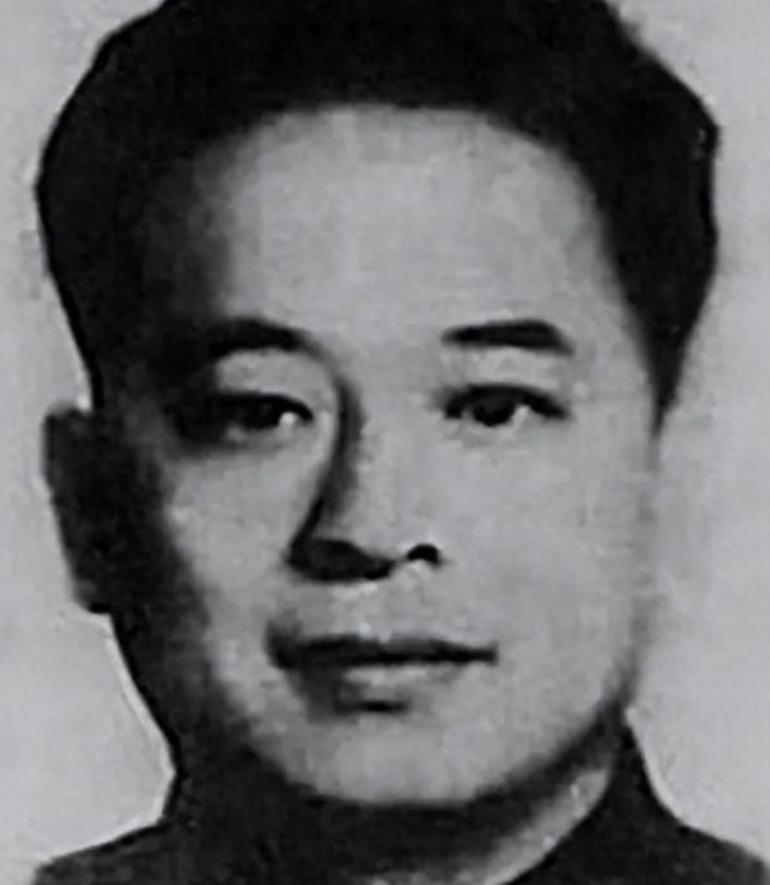 1948年，罗广斌被叛徒出卖，但他亲哥是实权中将，特务不敢抓人，就找到他哥哥，告