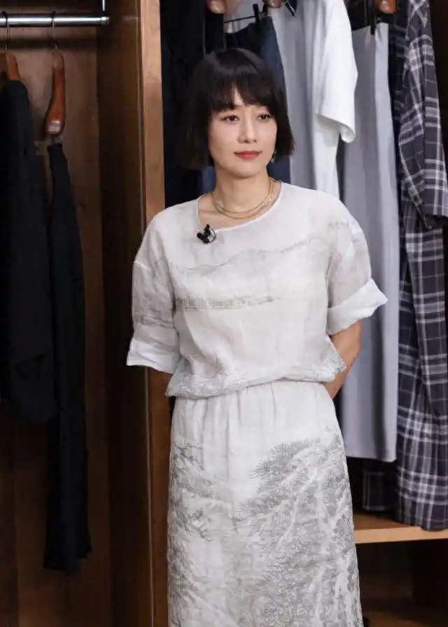 马伊琍上海穿搭惹争议，49岁不扮嫩反被夸，原来中年女人的高级感都藏在衣服的算计里