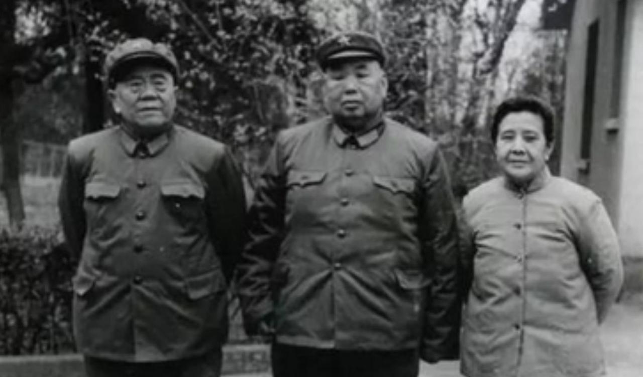 新中国成立后，聂凤智中将担任了南京军区空军司令，他的夫人何鸣也调到南京军区空军卫
