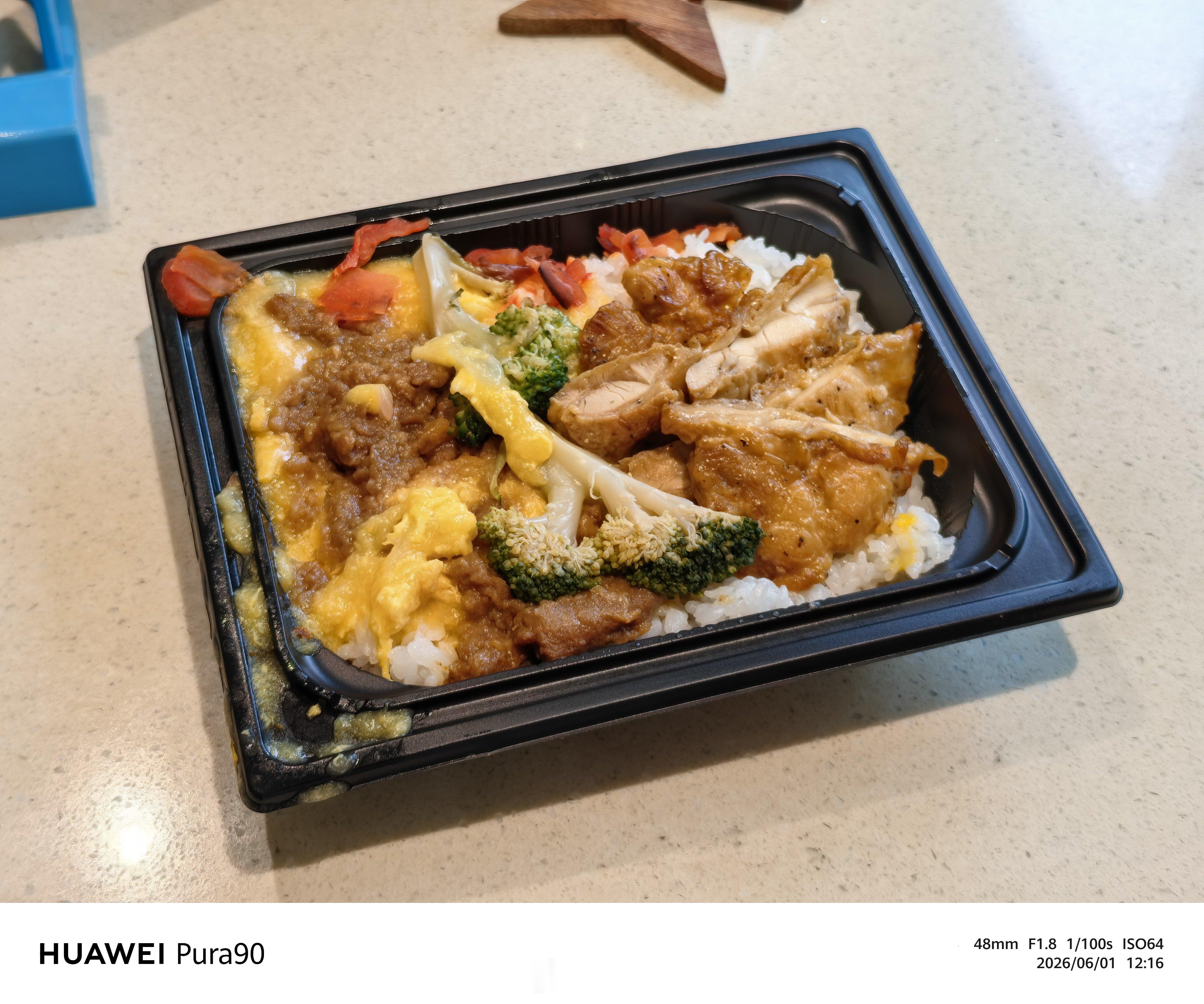今日午饭依旧是折后5元的鸡排牛肉滑蛋饭