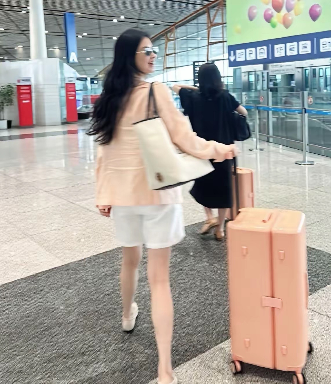 蒋欣现身机场，她现在好漂亮啊，让人眼前一亮！不得不说，人一瘦，皮肤一白，看上去就
