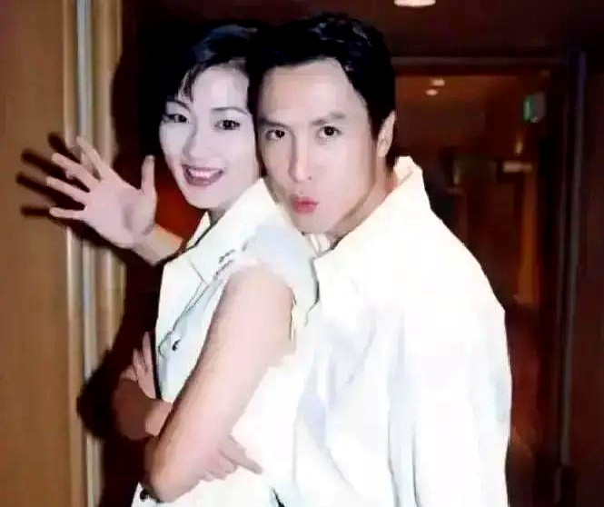 1994年，梁静慈和甄子丹刚办完离婚手续没多久，就发现自己肚子里有了动静。她执意要把孩子生下来，甚至