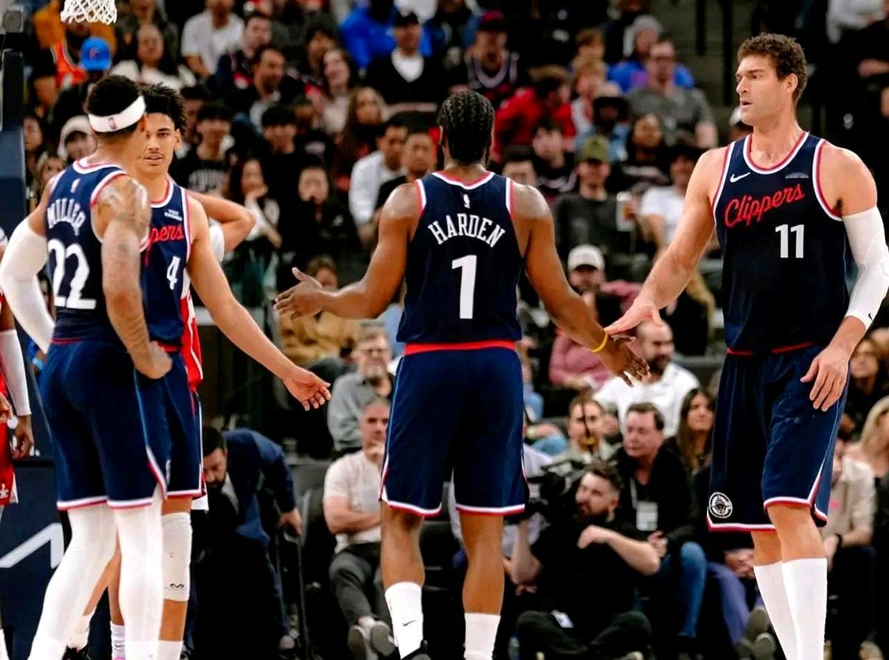 哈登34%三分还硬投他每场扔11次三分，命中率34%，看着像胡打，其实算盘