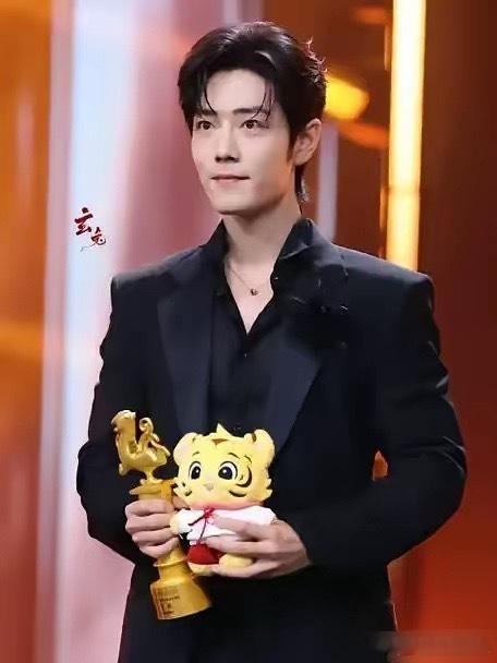 肖战拿大影节影帝，33年来第一个90后影帝！但颁奖现场最震撼的不是获奖本身，而是