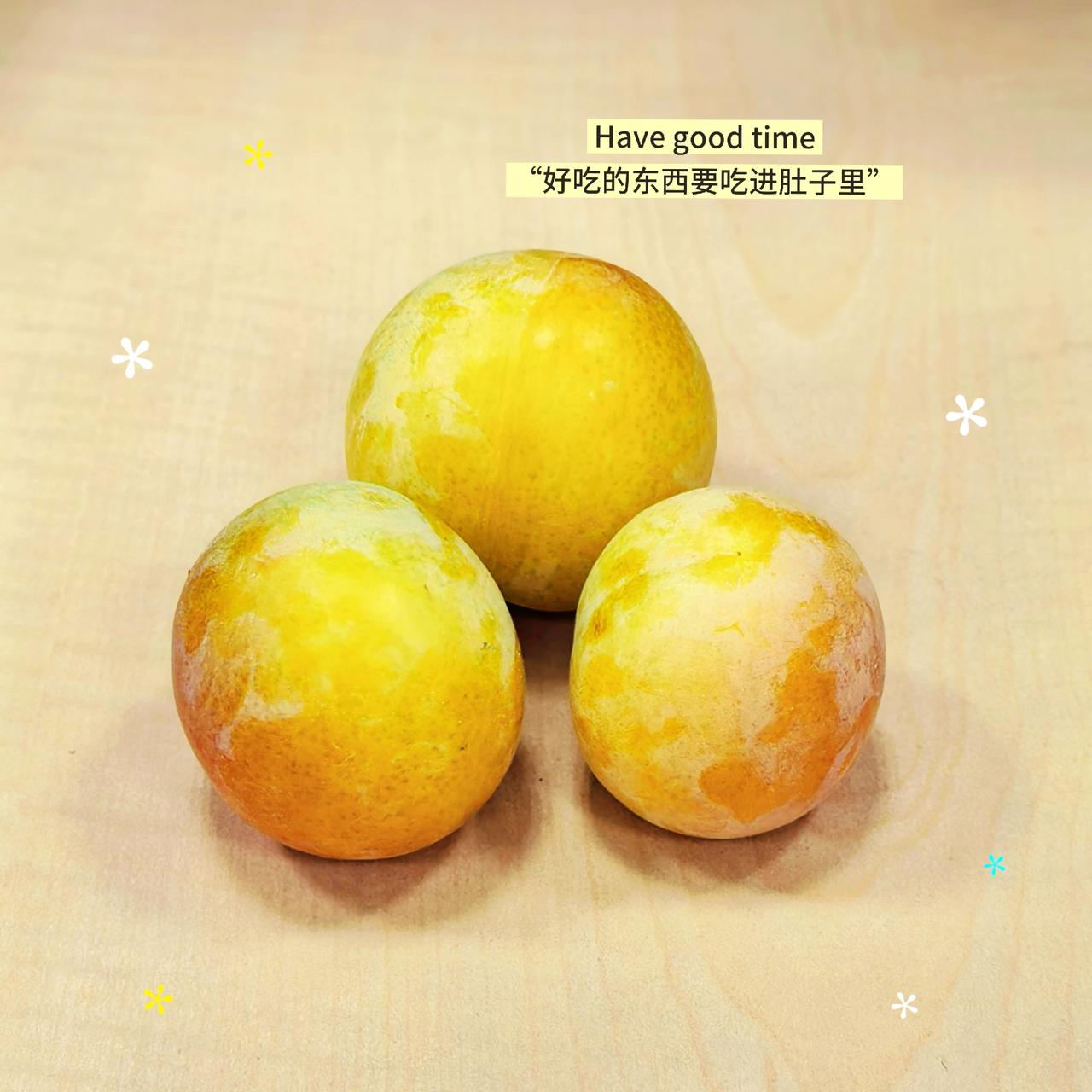 青涩藏甜蜜，时光酿芳华～一大清早，同事递来几颗黄李。咬一口，酸甜的汁