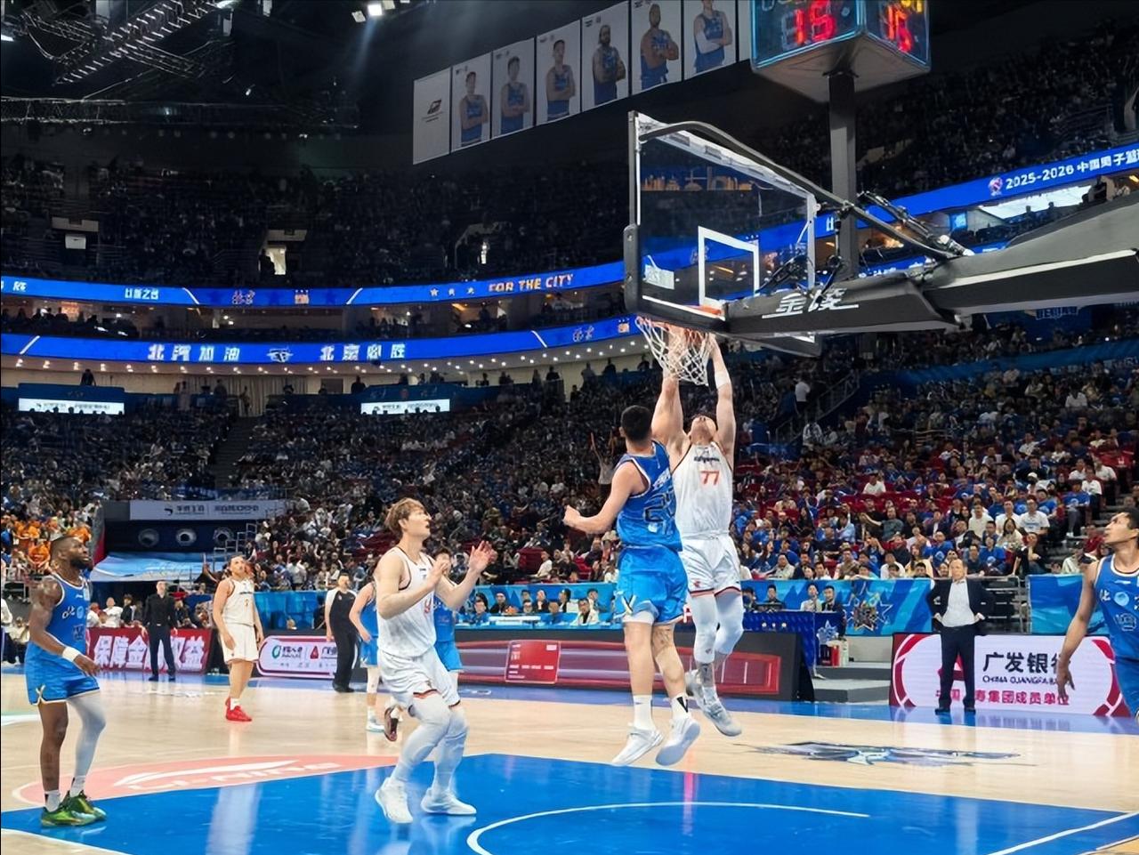 现在知道周琦为什么不能打NBA了吧？下半场，上海用了一个小个阵容，让2米不到
