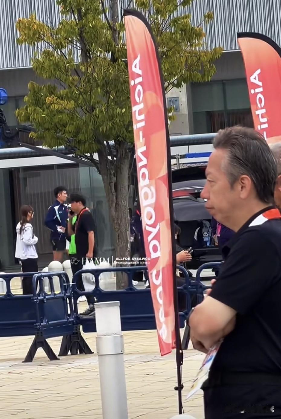 牛冠凯也早早的在比赛场馆那等着了。大家还没睡醒，就起来又要比赛了。刚刚看到有博