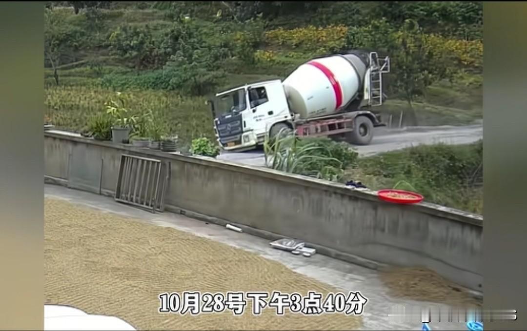 四川宜宾俩水泥罐车侧翻，救援时吊车也陷了进去，真比连续剧还上头。四川宜宾一