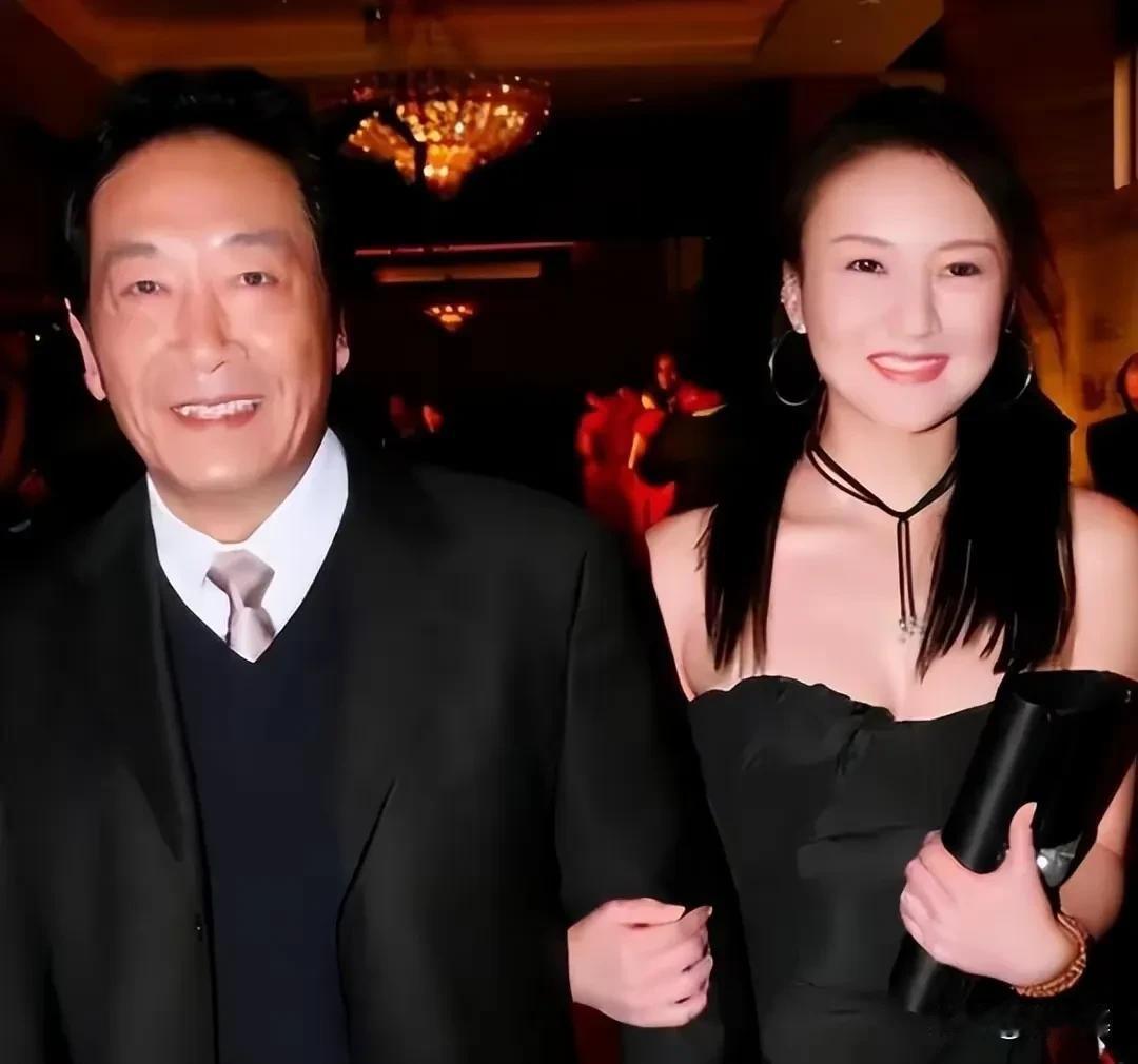 迎娶小37岁娇妻的王奎荣，69岁当爹，本该养老的年纪生下二胎儿子，如今被迫出来营