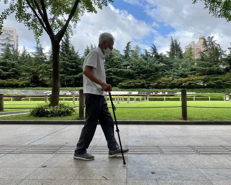 河南一位61岁的男子颇为苦恼，他坐拥200万存款和4套房，其中一套位于深圳，身价