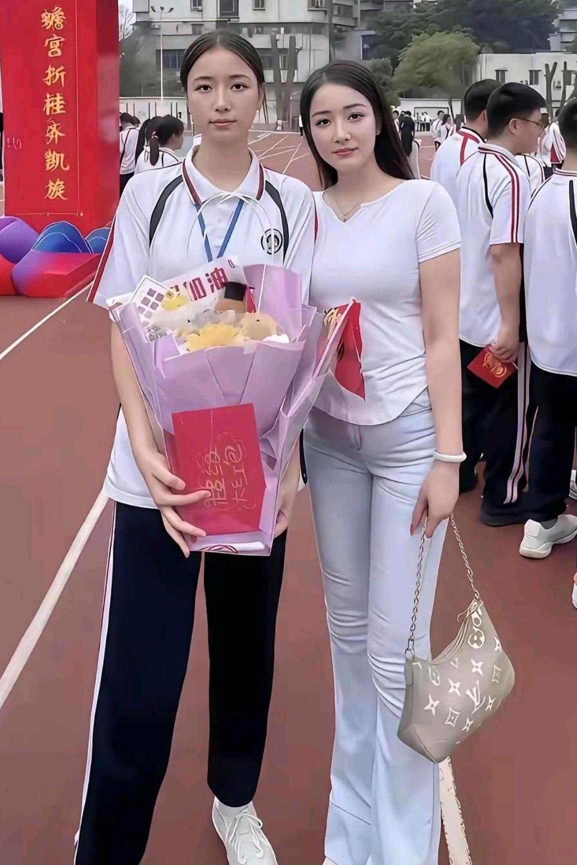 哇！这就是传说中的高颜值基因吗！原来妈妈年轻的时候是校花，如今女儿也成了本