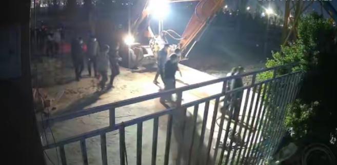 “冤不冤？”陕西咸阳，50余名强拆人员持防暴盾、钢叉破门强拆张恒家。被逼绝境，张