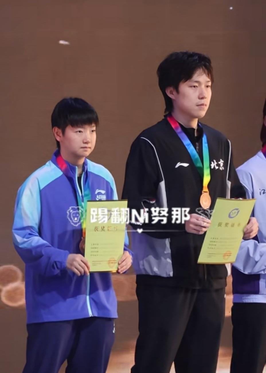 热情似火的球迷，表情严肃的俩人。“莎头亚运会见”响彻场馆，希望你们能感受到