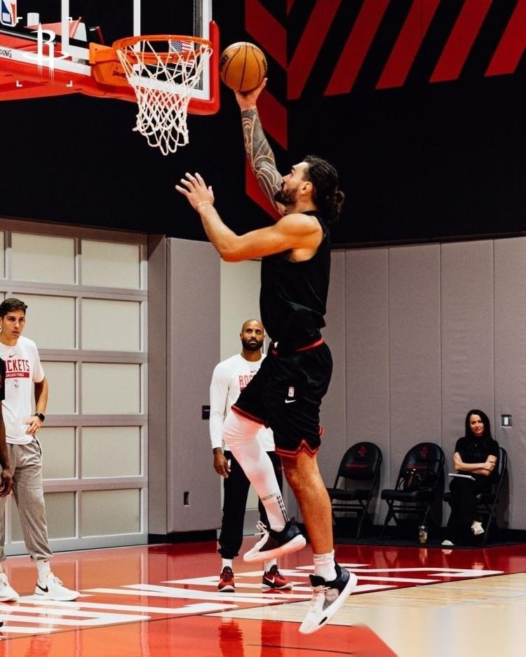 火箭队季后赛的名单已经出炉，随着戴维森的转正，他搭上了末班车。火箭队15位拥有正