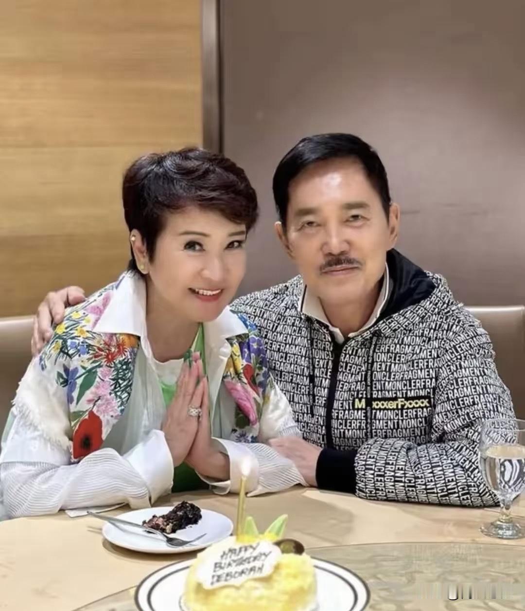 狄波拉与现任老公的合影，比现任小老公大11岁，两人属于姐弟恋已经走过了26年。
