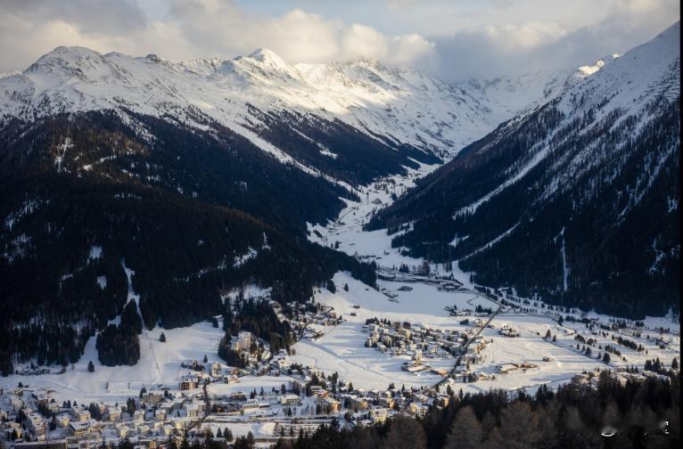 美媒：特朗普令全球秩序崩坏，政商精英却争相随他奔赴达沃斯。川普的骚操作，其实对中