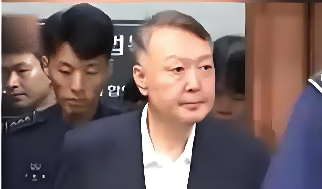 尹锡悦在监狱里面折磨得不成样子了，尹胖子变成了尹瘦子，这五个特征很明显。第一