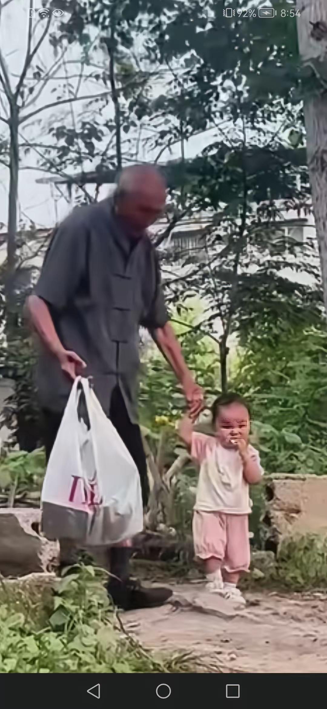 无语了！一个88岁的老祖宗，一个1岁的小祖宗，一个听不见，一个说不清，早上不到八