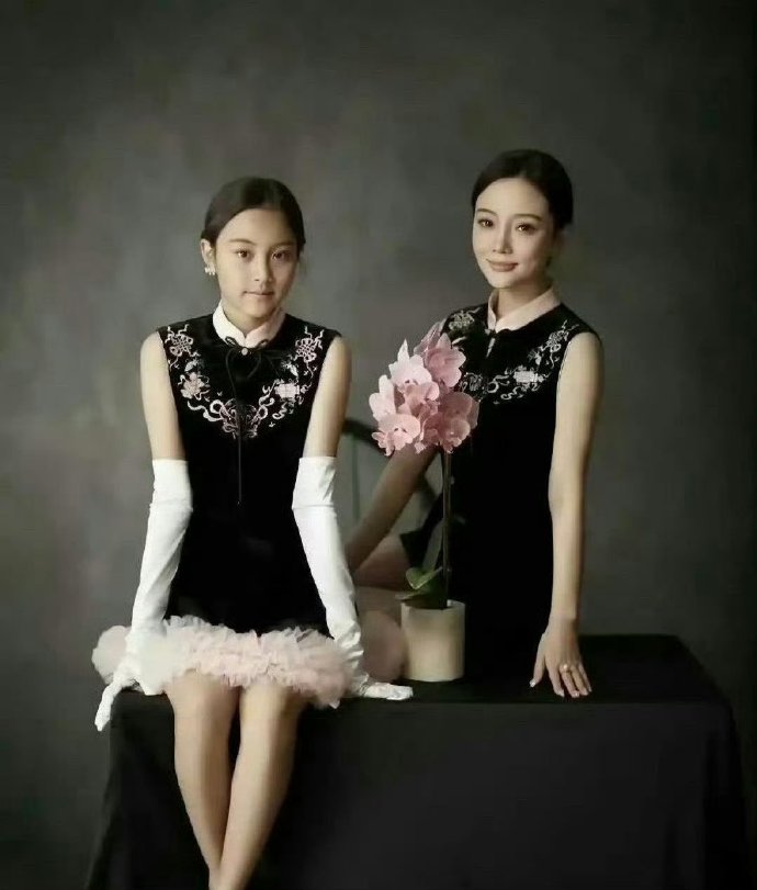 甜馨和妈妈李小璐长的越来越像了，小时候还像爸爸贾乃亮呢​​​