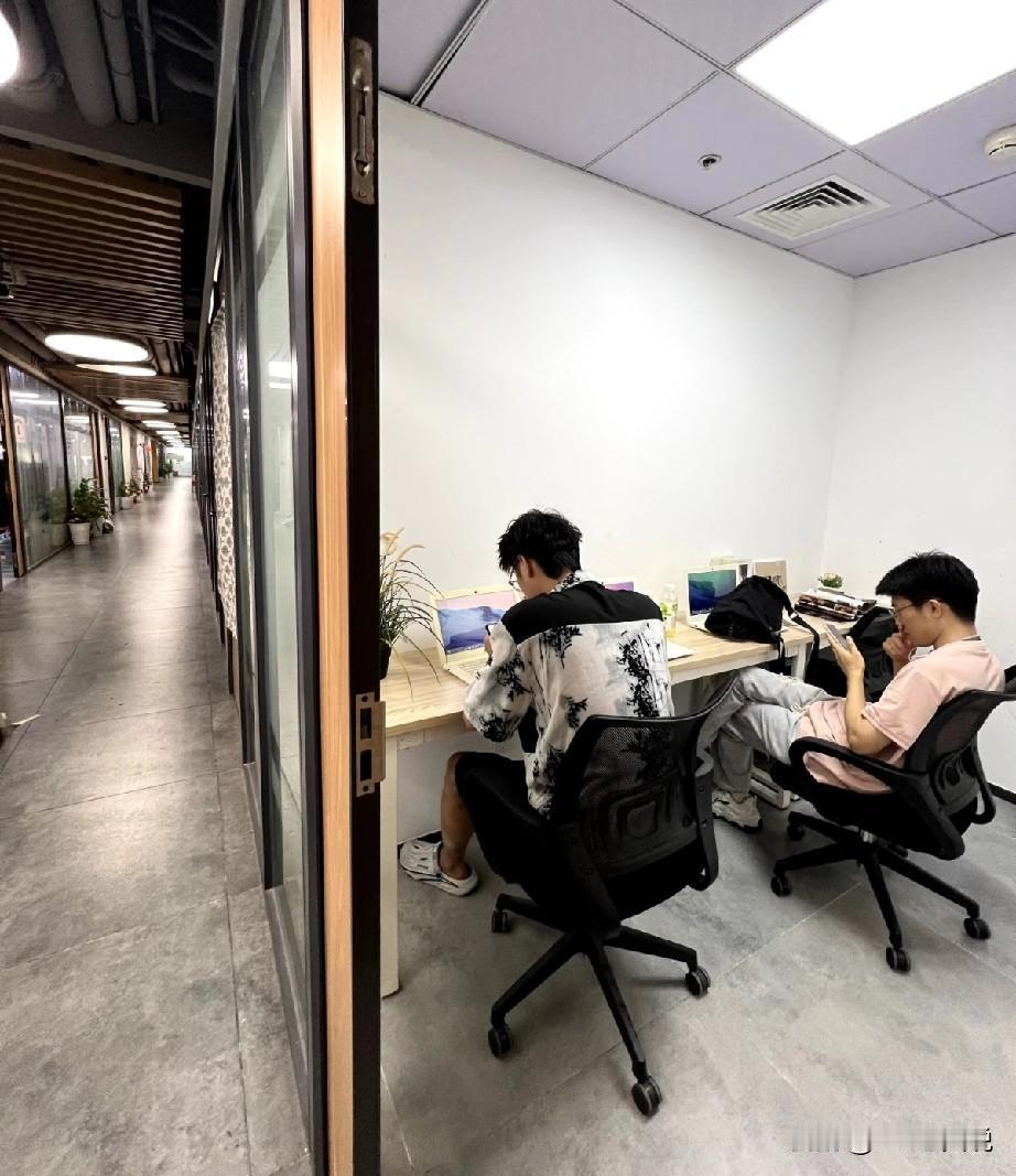 今天跟面了一个hr经理，hr总监上来直接抛王炸问题：作为hr,如何从降低风险的角