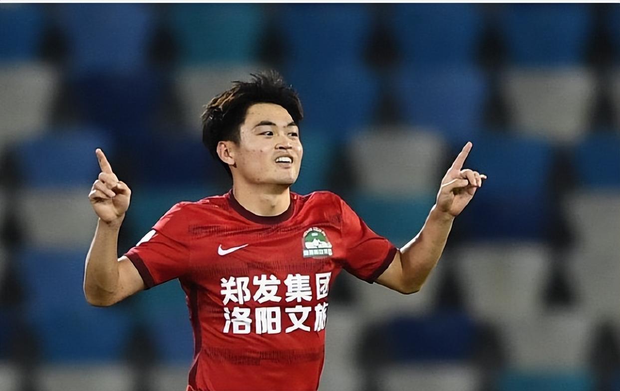 国足曾经的希望之星“小黄人”黄紫昌加盟云南玉昆没悬念了，黄紫昌昨天20日已经到云