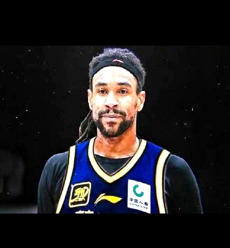 你们发现没？萨林杰这事儿真让人挠头，我跟几个球友聊完都摇头。去年在北控，他几乎