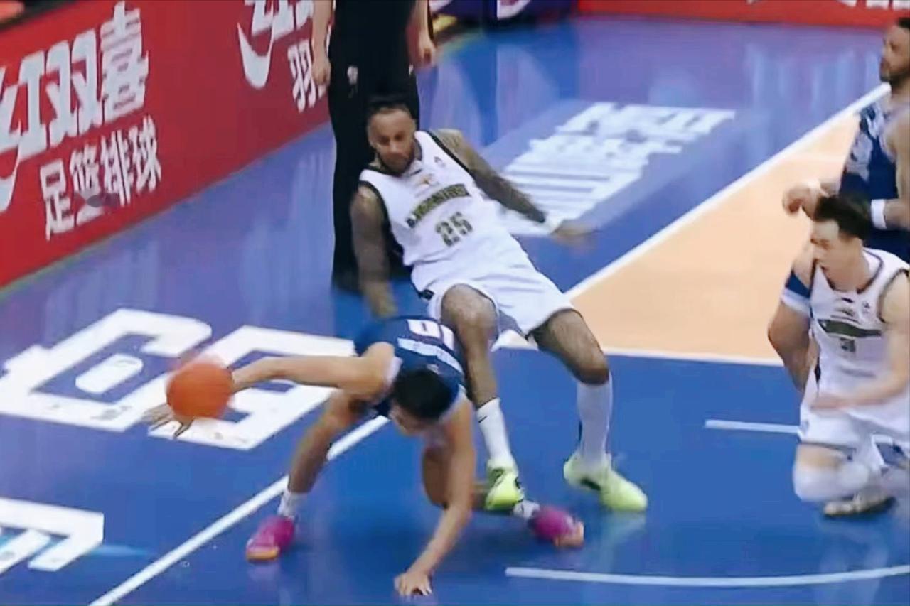 乌戈用人遭疑！三大外援这样用，辽宁队硬生生输掉双加时。辽宁最终96：9