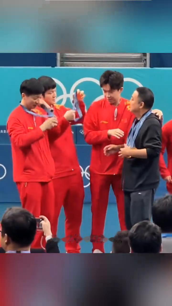 国乒全员给刘国梁挂金牌，唯独马龙揣兜里？巴黎奥运会，国兵出现暖心一幕，大家纷纷