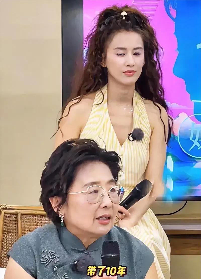 黄圣依妈妈的退休日常，活脱脱一本“母女关系白皮书”。早年真人秀里，她对女儿离婚后