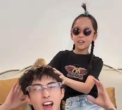 伊能静真是好命，养出的孩子真的性格很好，庾恩利和米粒一起玩耍，相差十多岁，竟然比