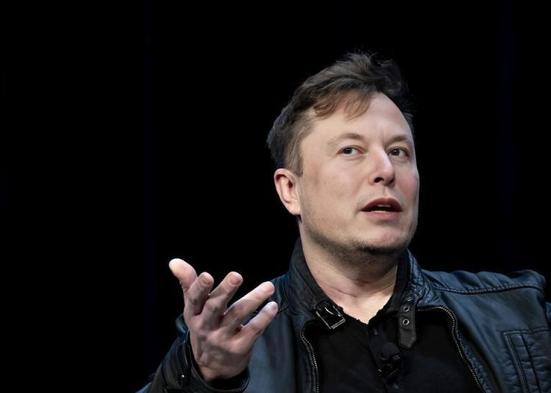 马斯克彻底赌红眼了，他把自己手里最能赚钱的“王牌”SpaceX，硬生生和亏得底朝