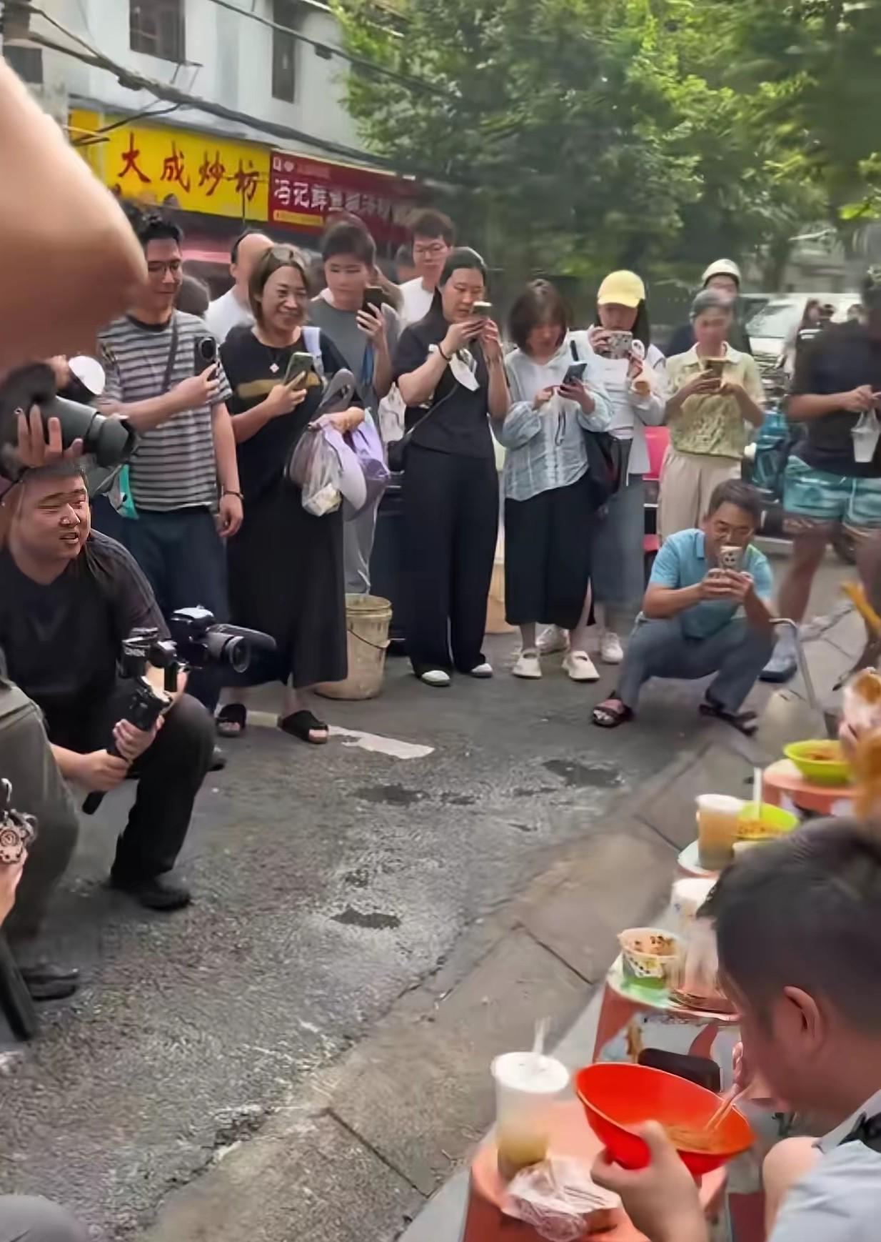 在武汉碰巧遇到了雷军在街头吃热干面，感觉雷总确实是中国企业家的优秀代表，这么接地