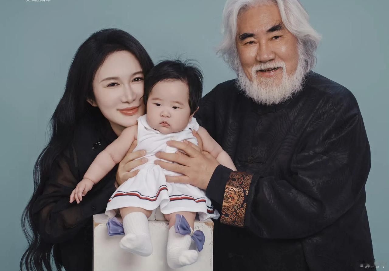 张导全家福！6月6日，张纪中在微博上发表了其全家福照片，看着这一家人真是人