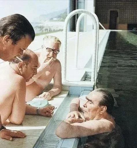 1977年，勃列日涅夫正在游泳。突然，他的烟瘾又犯了。3名警卫赶紧点上香烟，勃列