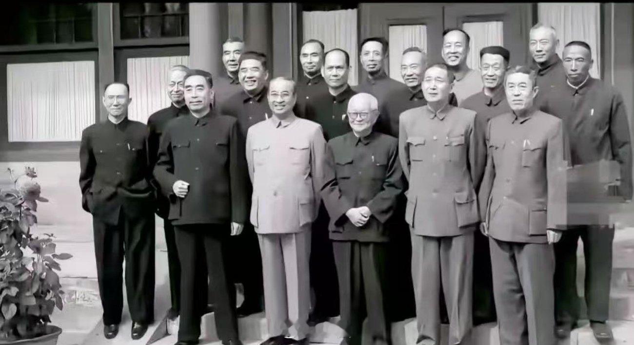 这是1960年，周总理夫妇邀请部分黄埔军校师生，杜聿明，王耀武等人小聚并在一起留