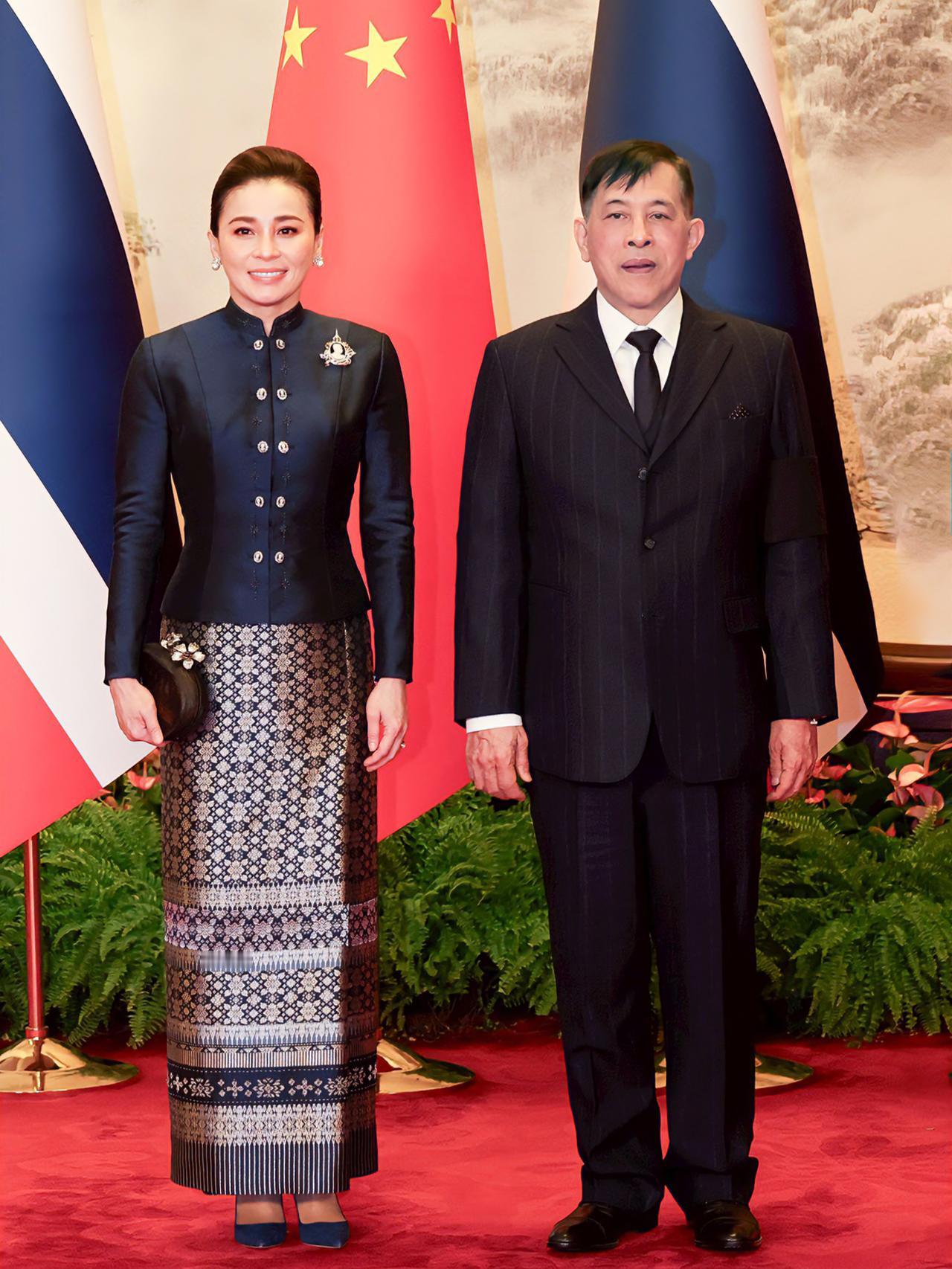 苏提达王后闪耀国宴，一袭蓝色泰式礼服好美苏提达陪伴泰王访华，一袭深蓝色泰式礼服