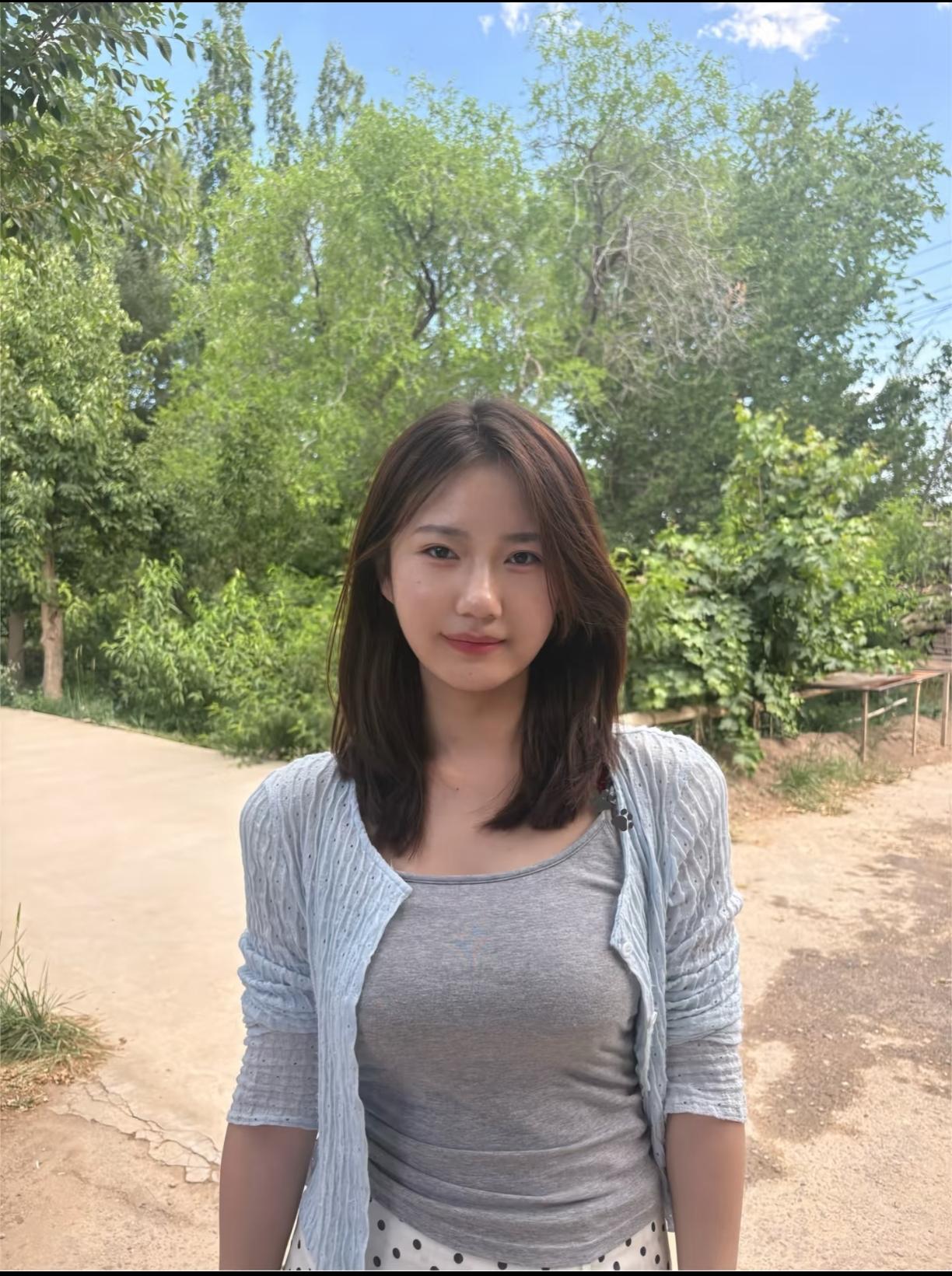 短发女生在看你。