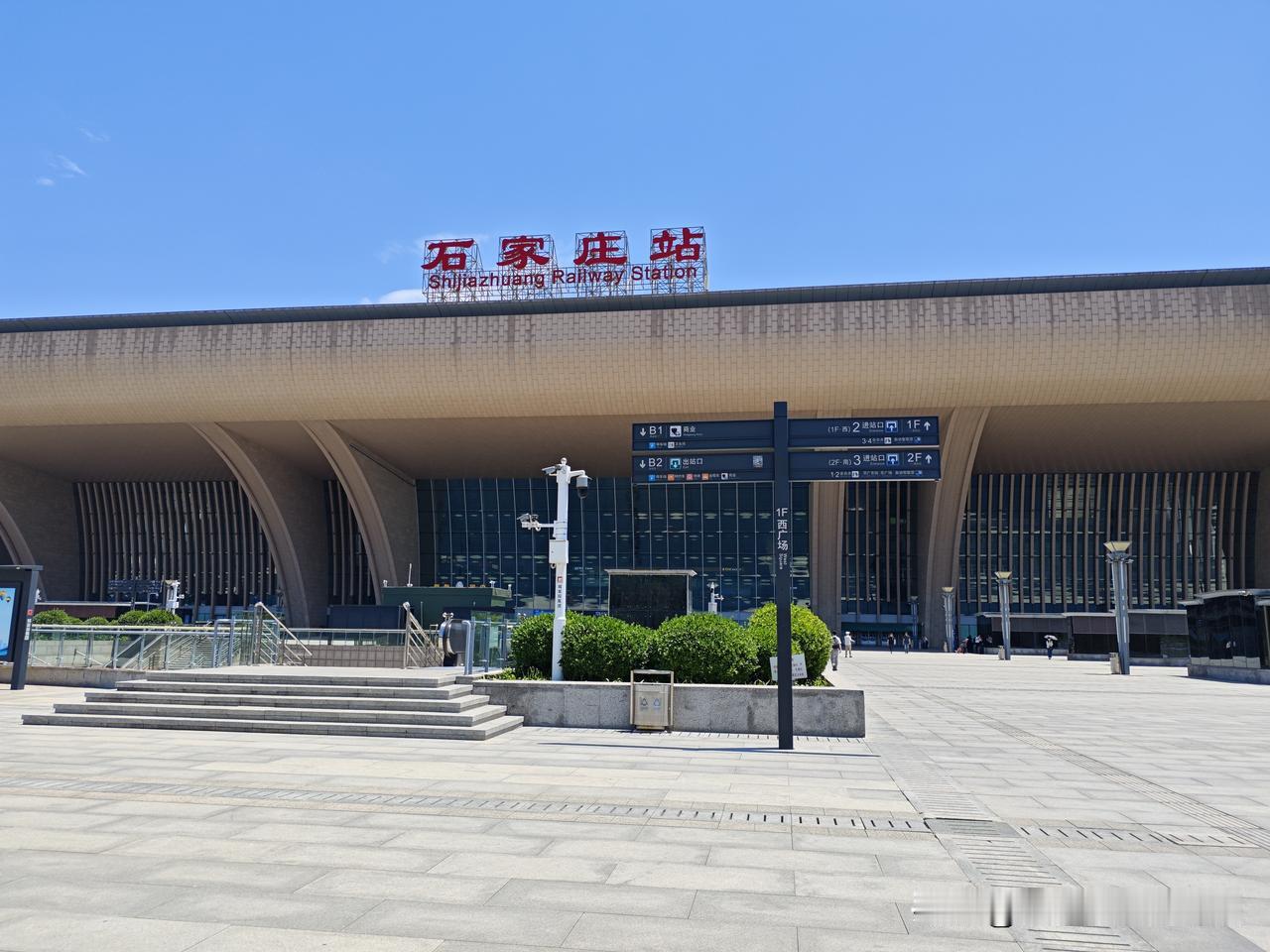 乘K157次列车由保定前往石家庄，下车找旅店途中，被一男子缠住，给带进了居民区附