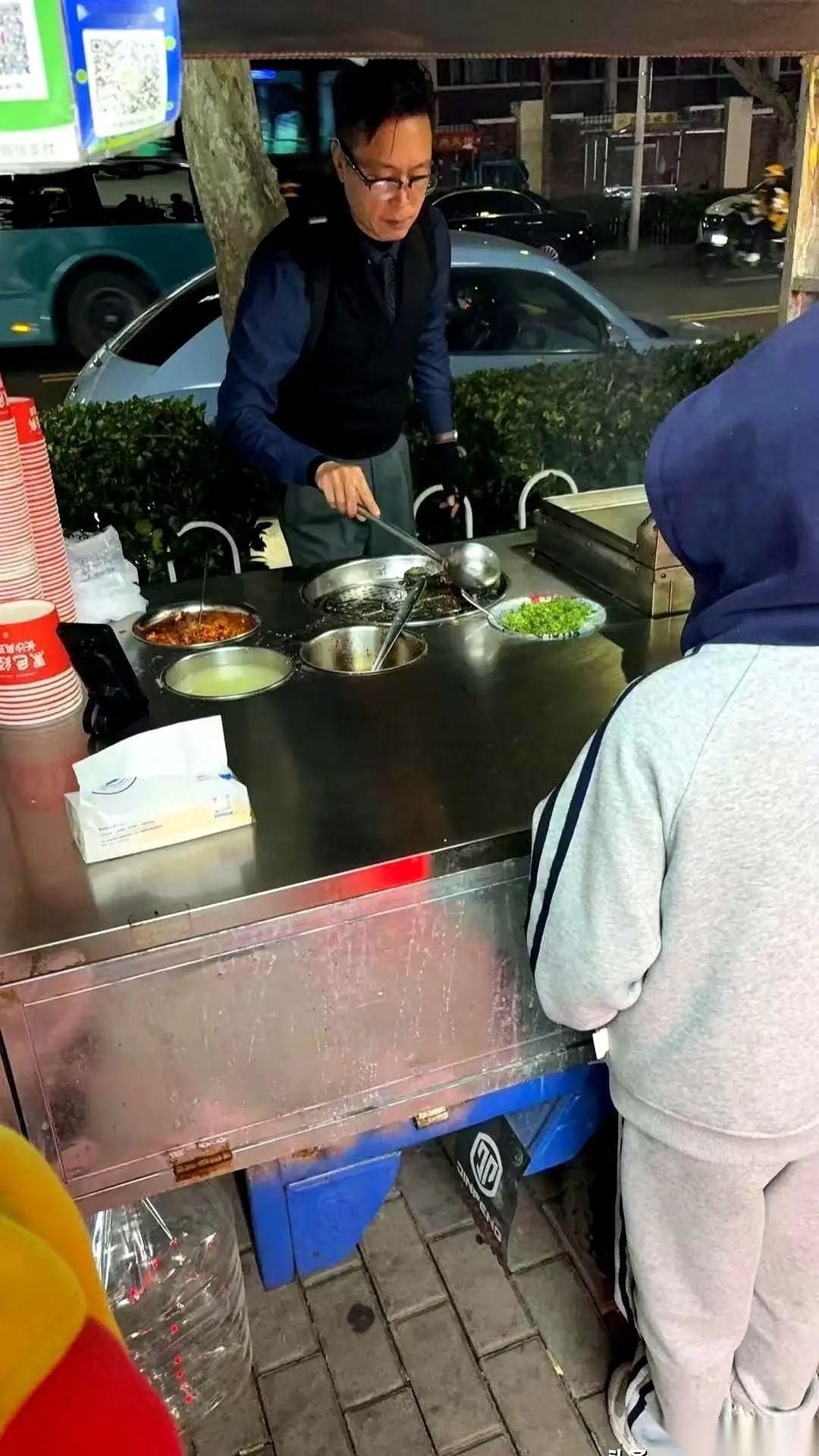 今天在青岛街头看到的一幕,我估计这辈子都忘不了。一个穿着全套西装、打着领带的大