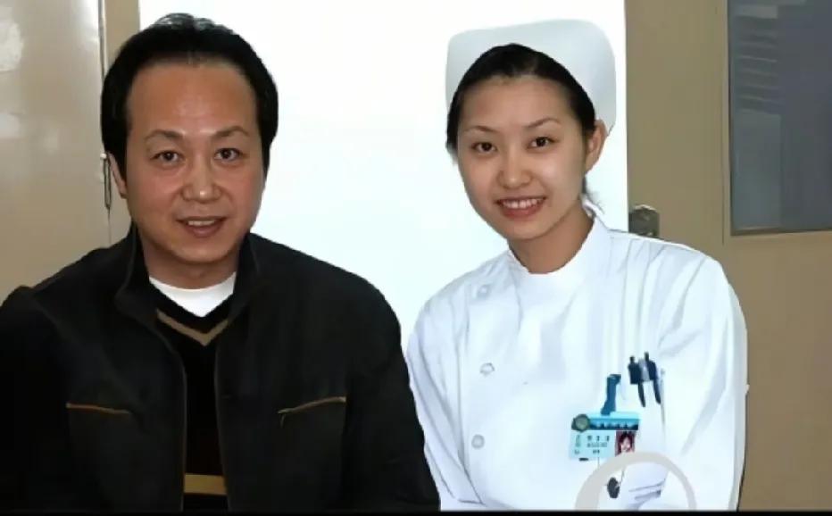 2009年，央视主持人罗京生前在医院治病期间与床位护士的一张留影。罗京是央视《新