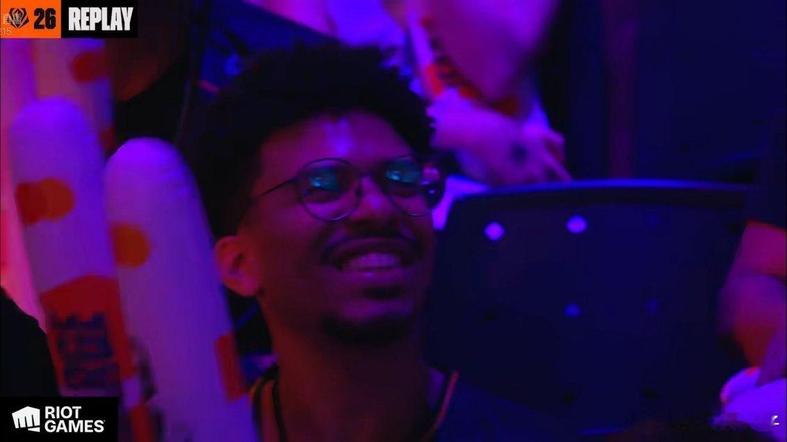 BLG对战BFXBLG打6分钟领先2k，巴西老哥看高兴了，吃上好的了blg