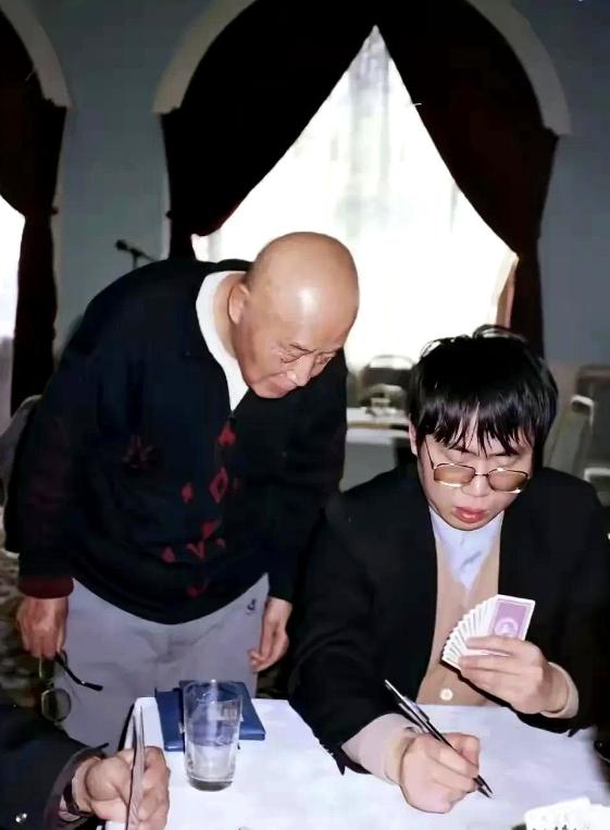 聂卫平的圈子，到底有多硬？开国上将吕正操，不坐，就站在他身后，背着手，安安静