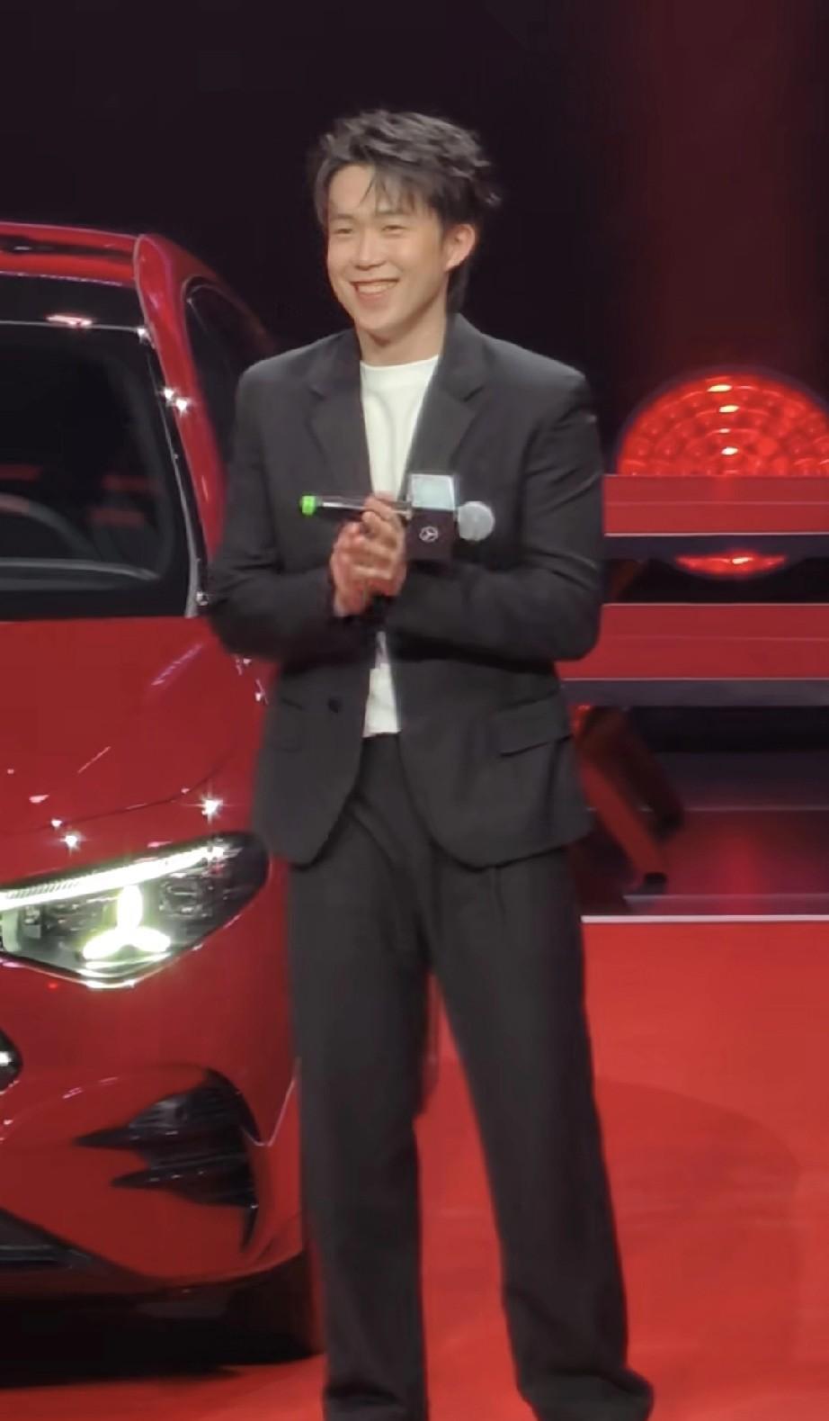 大头这个笑也太爽朗了吧，今晚参加活动，一点也不i呀，感觉很自然，笑得很开