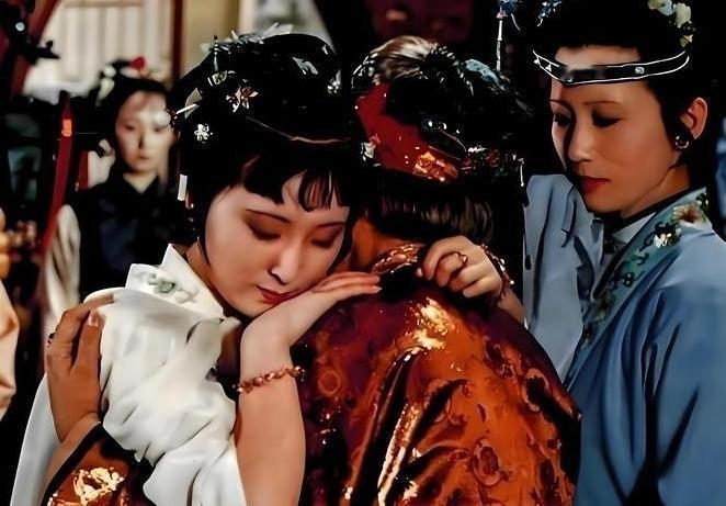 黛玉初进荣国府，贾母一把将她搂进怀里哭成泪人，连喊“我的心肝儿”“我那苦命的外孙